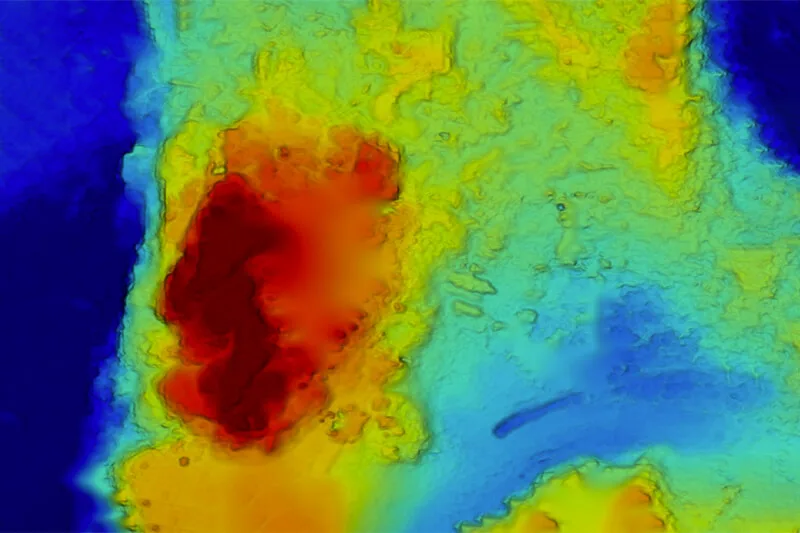 Un drone survole un site de construction, effectuant des relevés topographiques pour une planification précise des projets.