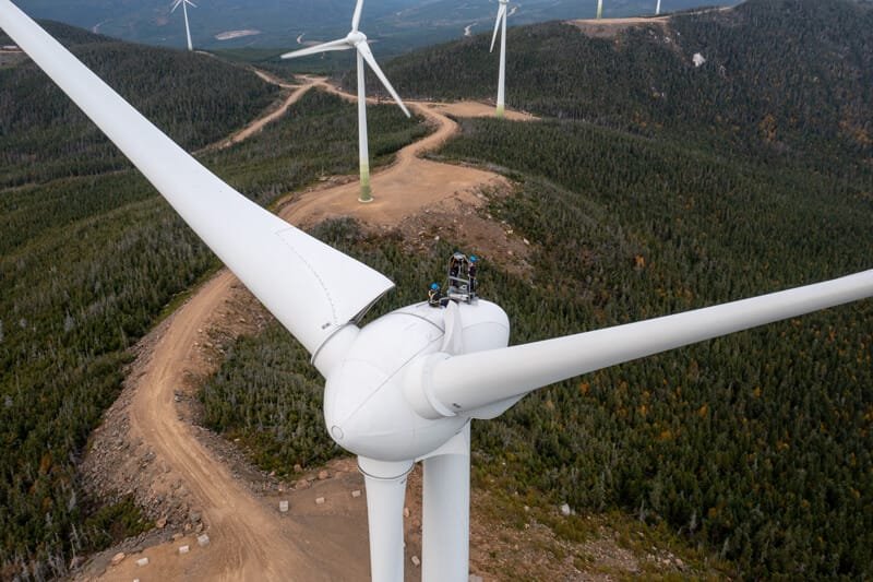 Un drone survole un chantier de construction, fournissant des images détaillées pour l'inspection et le suivi des travaux.