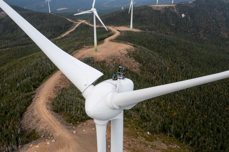 Un drone survole un chantier de construction, fournissant des images détaillées pour l'inspection et le suivi des travaux.