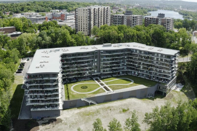 Un drone survole un immeuble de copropriétés, capturant des images pour les services dédiés aux copropriétés et immeubles.
