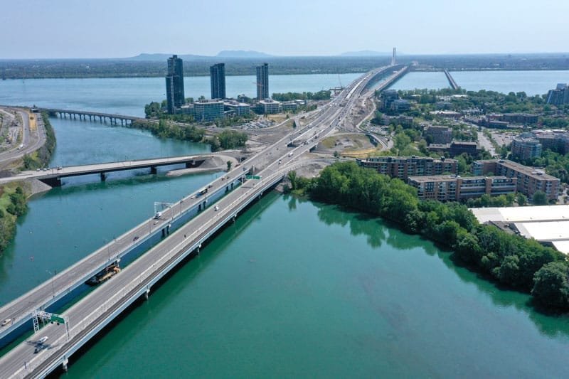 Un drone survole la ville de Montréal, capturant des images pour l'urbanisme et l'aménagement urbain.