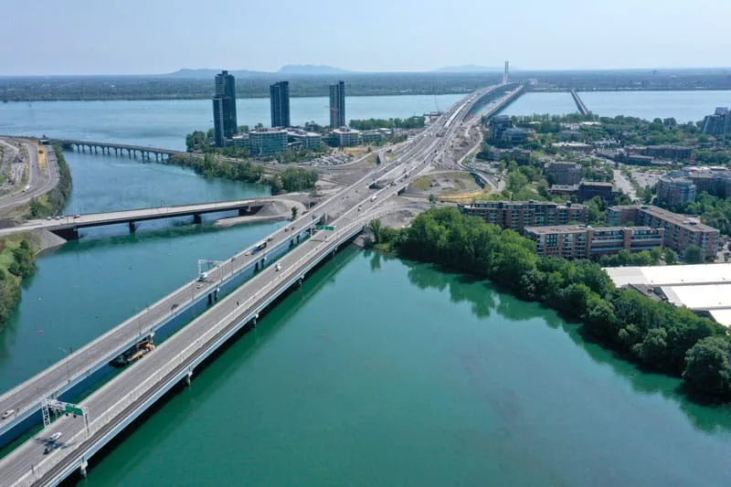 Un drone survole la ville de Montréal, capturant des images pour l'urbanisme et l'aménagement urbain.